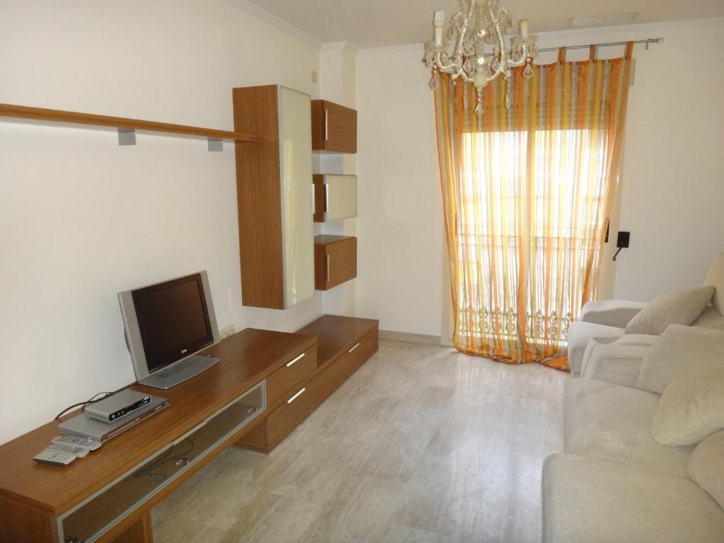 a living room with a tv and a couch at Oasis Ilicitano in Elche