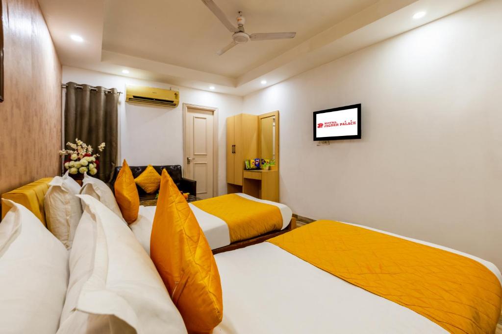 Postel nebo postele na pokoji v ubytování Hotel Jageer Palace Near Mayapuri Metro Station