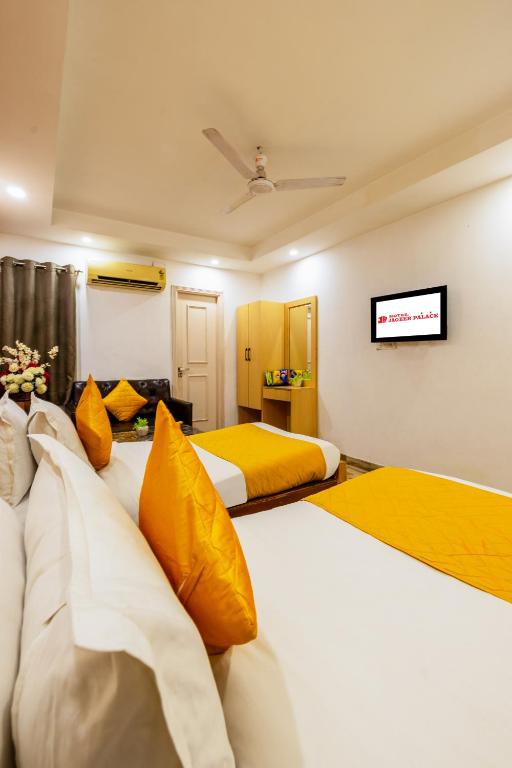 Postel nebo postele na pokoji v ubytování Hotel Jageer Palace Near Mayapuri Metro Station