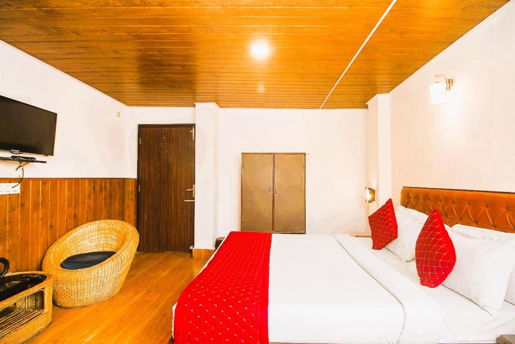 Postel nebo postele na pokoji v ubytování Mountain View Darjeeling Comfort Inn With Best Facilities Like 3-Star Rooms