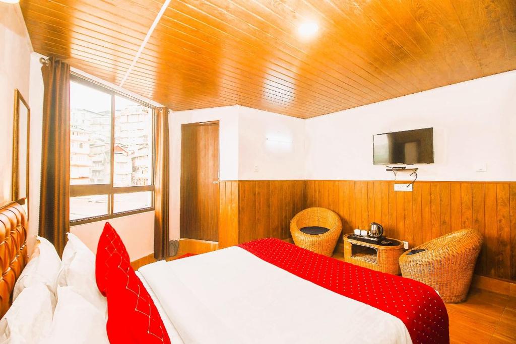 Postel nebo postele na pokoji v ubytování Mountain View Darjeeling Comfort Inn With Best Facilities Like 3-Star Rooms