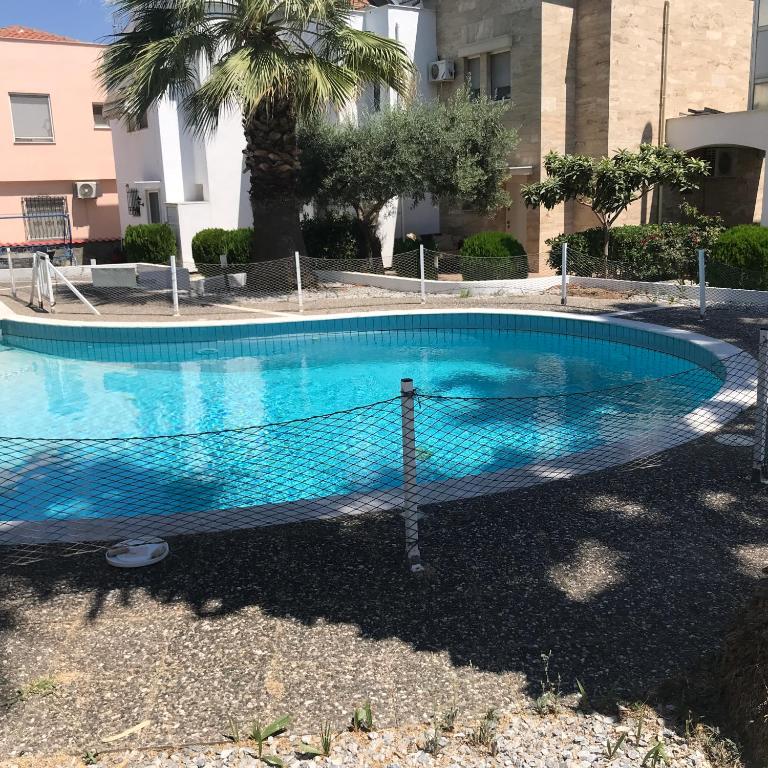 Bazén v ubytovaní Blue Oasis Maisonette alebo v jeho blízkosti