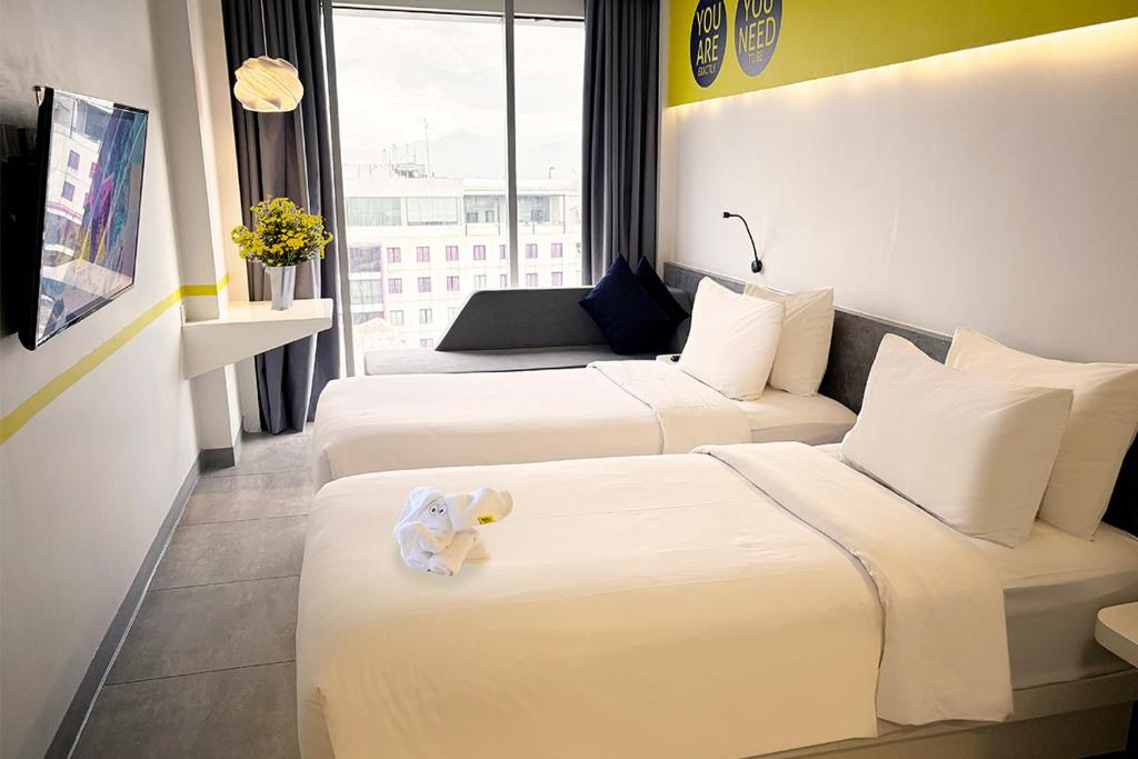 Postel nebo postele na pokoji v ubytování YELLO Hotel Paskal Bandung