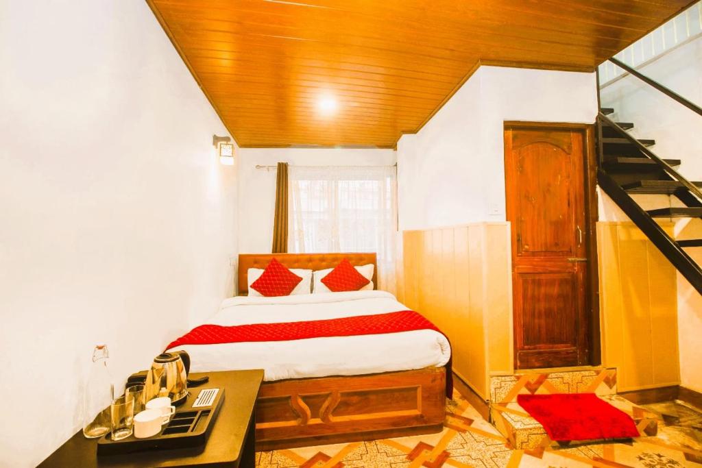 Postel nebo postele na pokoji v ubytování Mountain View Darjeeling Comfort Inn With Best Facilities Like 3-Star Rooms