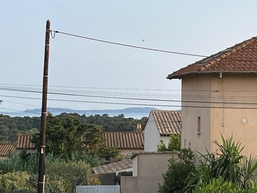 une vue depuis une maison dans une ville dans l'établissement Hot Rabha, à La Croix-Valmer