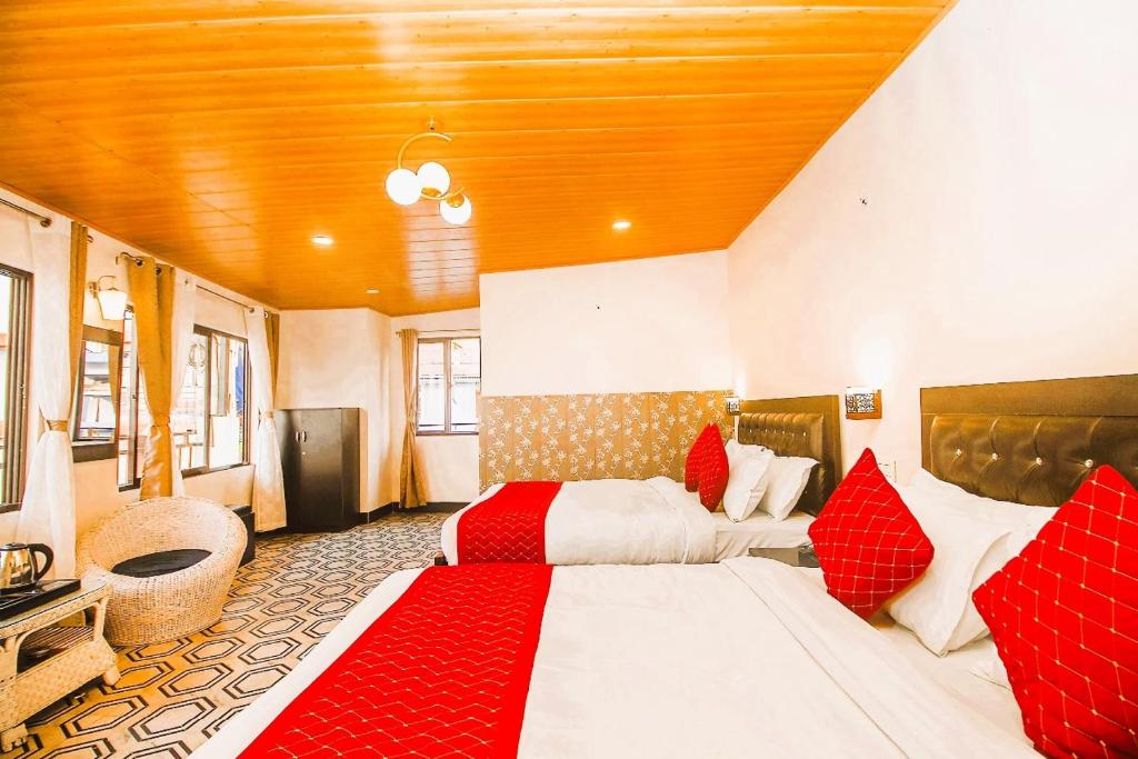 Postel nebo postele na pokoji v ubytování Mountain View Darjeeling Comfort Inn With Best Facilities Like 3-Star Rooms