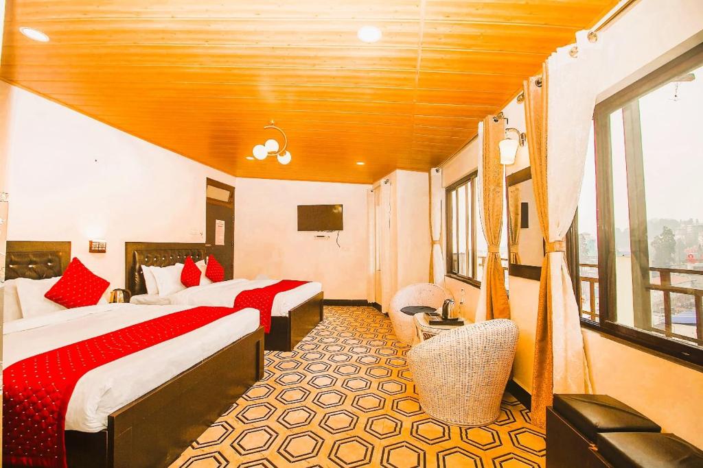 Postel nebo postele na pokoji v ubytování Mountain View Darjeeling Comfort Inn With Best Facilities Like 3-Star Rooms