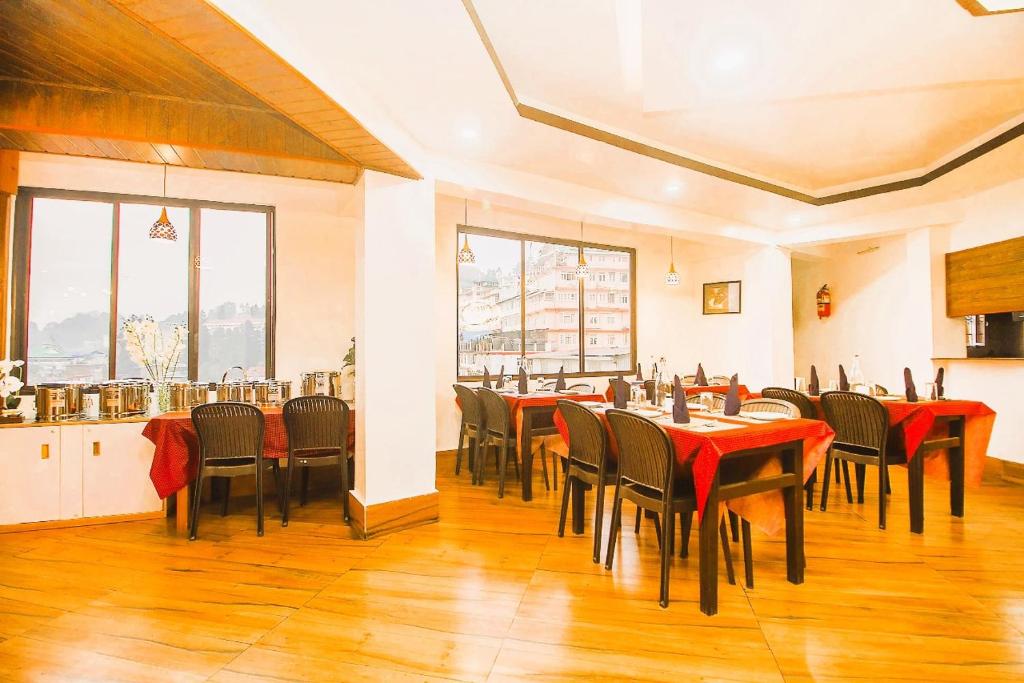 Restaurace v ubytování Mountain View Darjeeling Comfort Inn With Best Facilities Like 3-Star Rooms