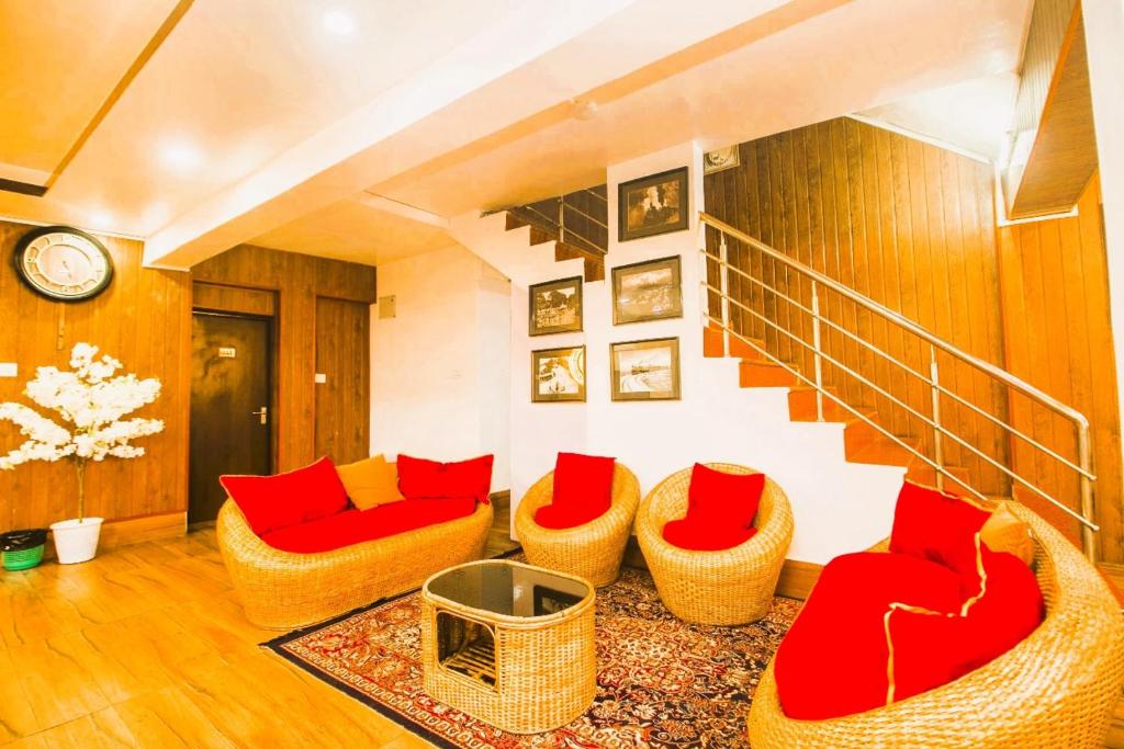 Posezení v ubytování Mountain View Darjeeling Comfort Inn With Best Facilities Like 3-Star Rooms