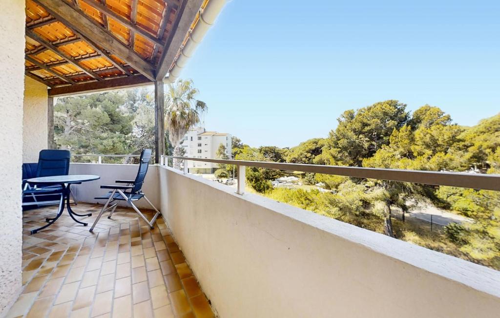 a balcony with a table and chairs and a view at Pet Friendly Apartment In Hyères in Hyères