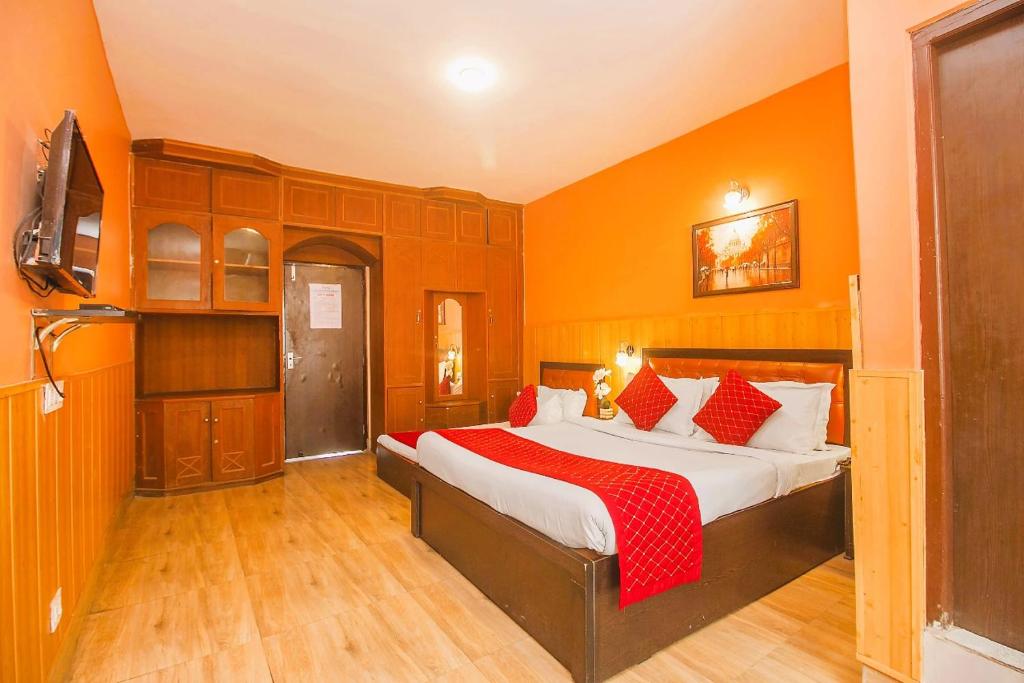 Postel nebo postele na pokoji v ubytování Mountain View Darjeeling Comfort Inn With Best Facilities Like 3-Star Rooms