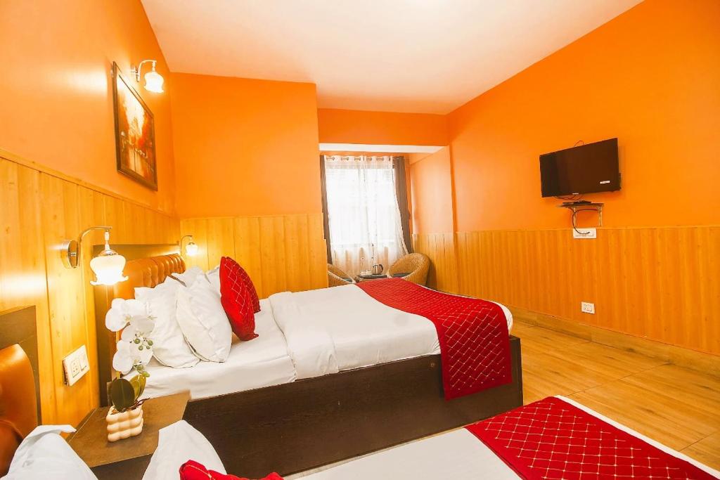 Postel nebo postele na pokoji v ubytování Mountain View Darjeeling Comfort Inn With Best Facilities Like 3-Star Rooms