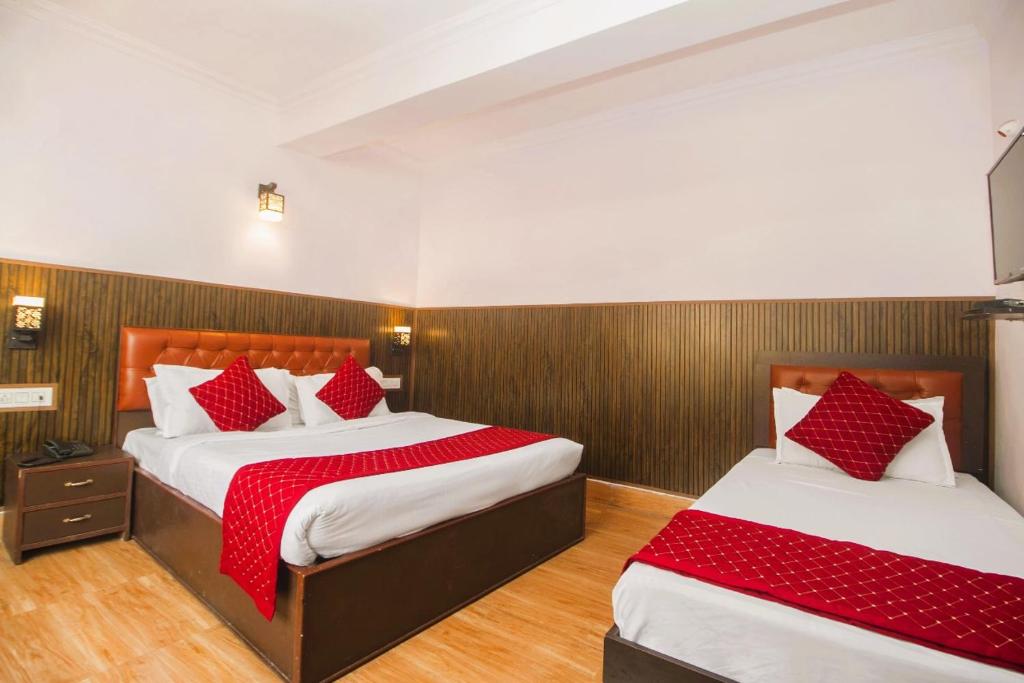 Postel nebo postele na pokoji v ubytování Mountain View Darjeeling Comfort Inn With Best Facilities Like 3-Star Rooms