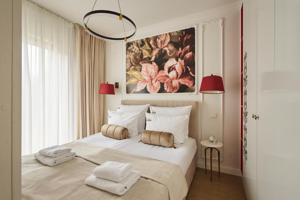 Ein Bett oder Betten in einem Zimmer der Unterkunft Waterlane Riverside - SPA, Pool, Gym &amp; Parking by Downtown Apartments