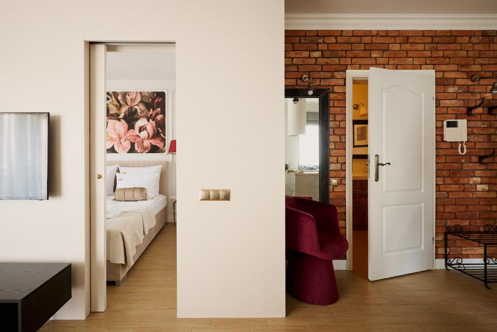 Ein Bett oder Betten in einem Zimmer der Unterkunft Waterlane Riverside - SPA, Pool, Gym &amp; Parking by Downtown Apartments