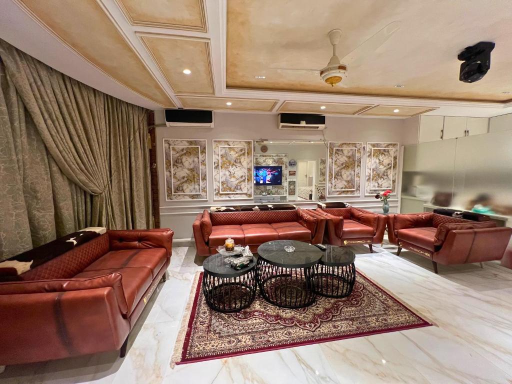 ein Wohnzimmer mit Ledersofas und einem Tisch in der Unterkunft Luxury Family Villa in Islamabad
