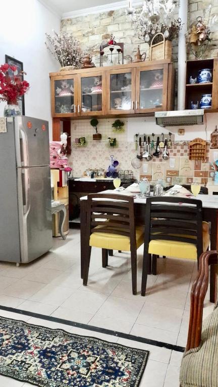 Kuchyň nebo kuchyňský kout v ubytování Guest House Abimanyu
