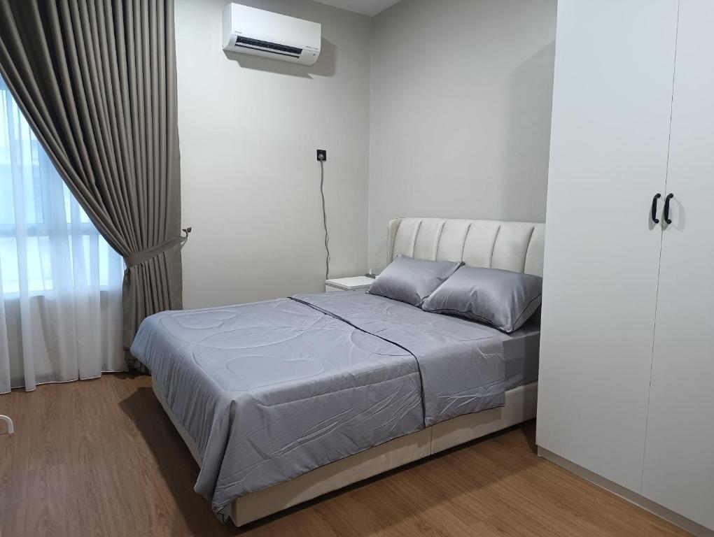 a bedroom with a bed and a window at MZ Homestay Taman Jengka Sejahtera in Jerantut