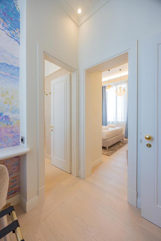 a hallway with a door leading to a bedroom at Hotel Belvedere in Forte dei Marmi