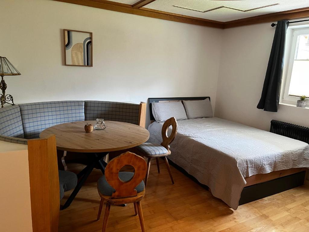 エルフェンドルフにあるFerienwohnung Feliceのベッドルーム1室(ベッド1台、テーブル、テーブル、椅子付)