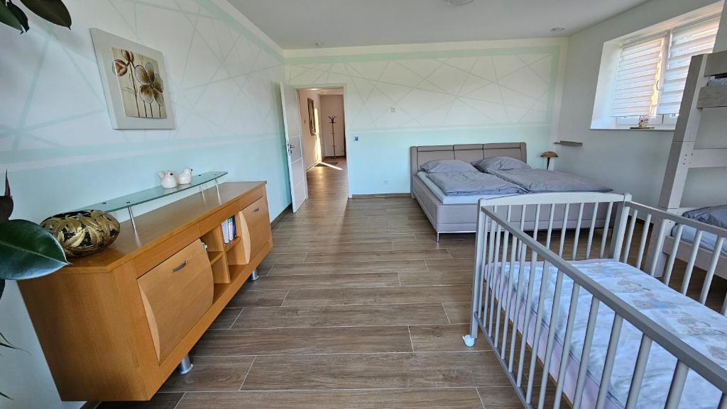 Ένα ή περισσότερα κρεβάτια σε δωμάτιο στο 2Zi Apartment in Schloss Neuhaus mit Ladestation für Elektroautos