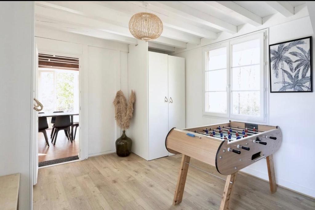 - un salon avec un ballon d'alimentation sur une table dans l'établissement Maison 11p au calme avec clim et piscine, à Lacanau