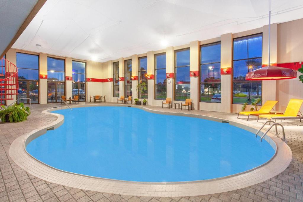 Bazén v ubytování Baymont by Wyndham Grand Haven nebo v jeho okolí