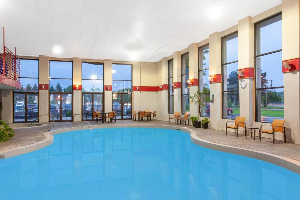 Bazén v ubytování Baymont by Wyndham Grand Haven nebo v jeho okolí