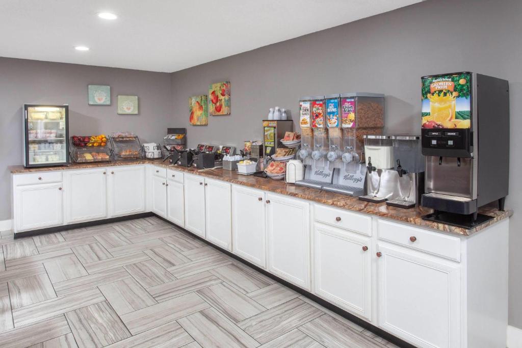Příslušenství pro přípravu čaje a kávy v ubytování Baymont by Wyndham Grand Haven