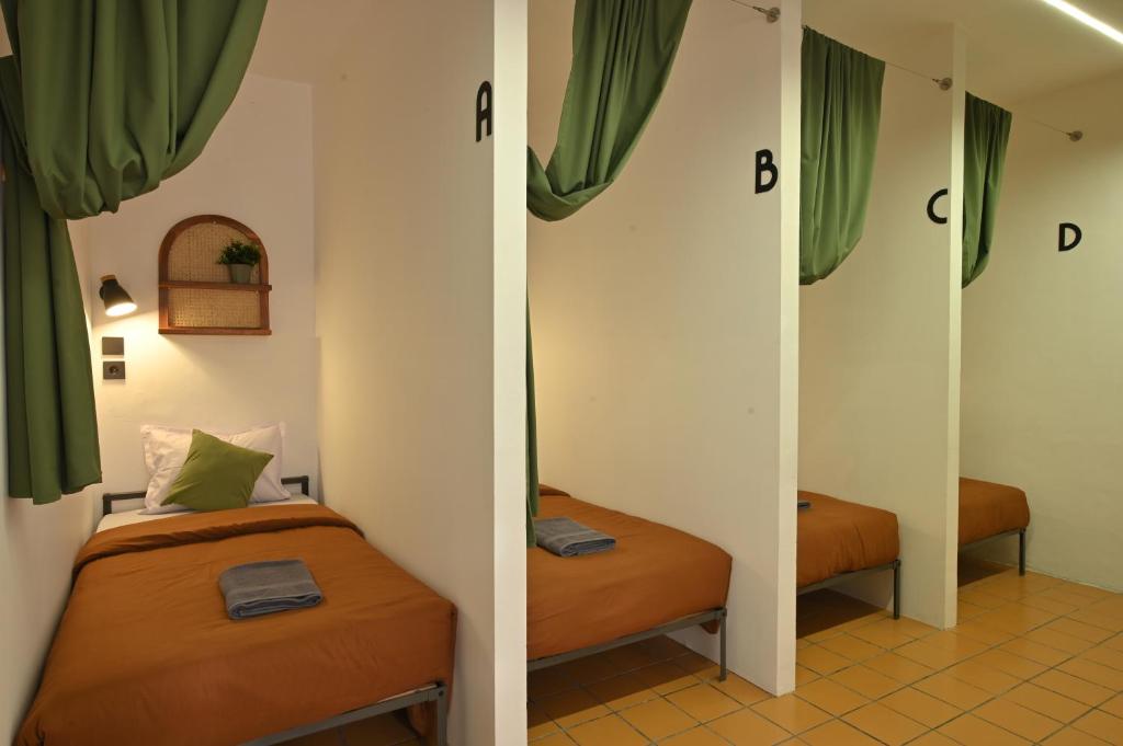 Postel nebo postele na pokoji v ubytování Huma Yogyakarta Hostel