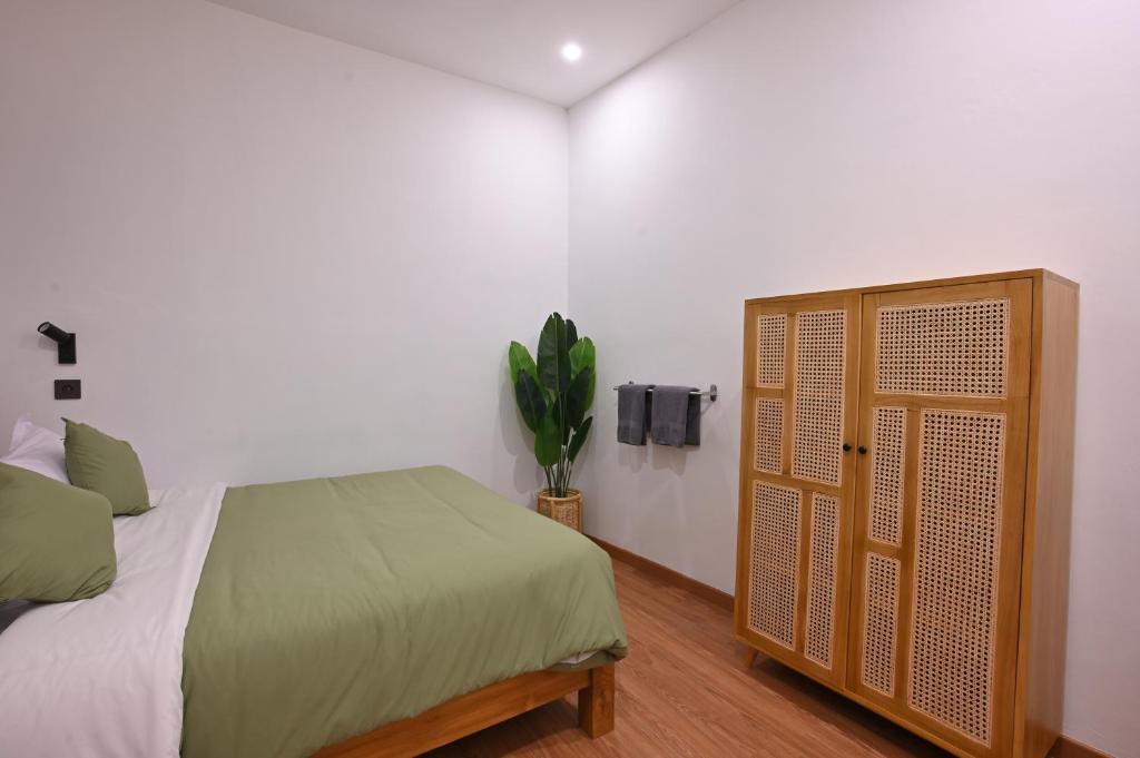 Postel nebo postele na pokoji v ubytování Huma Yogyakarta Hostel