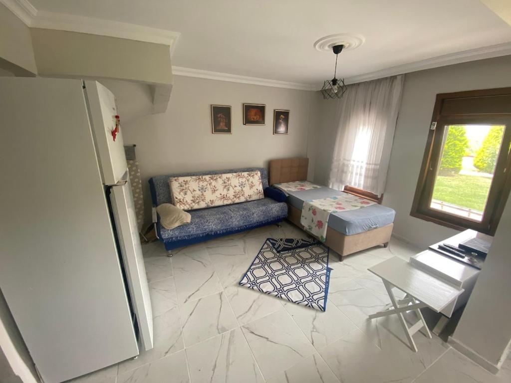 Posezení v ubytování Suitable Family Home with Garden