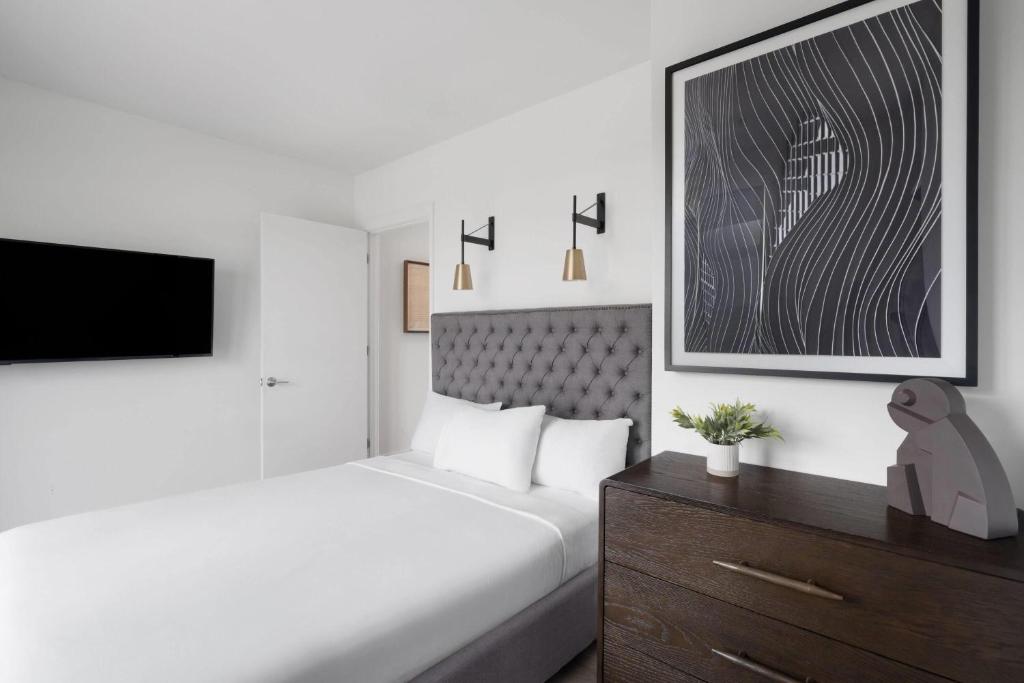Postel nebo postele na pokoji v ubytování Reside NoMa, a Wyndham Residence