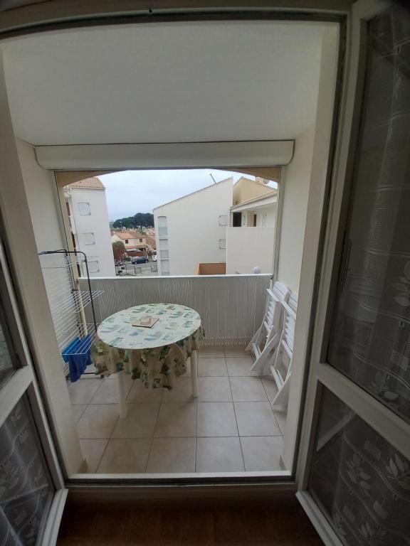 d'un balcon avec une table et une table. dans l'établissement P2 35m2 LeGrau du Roi, au Grau-du-Roi