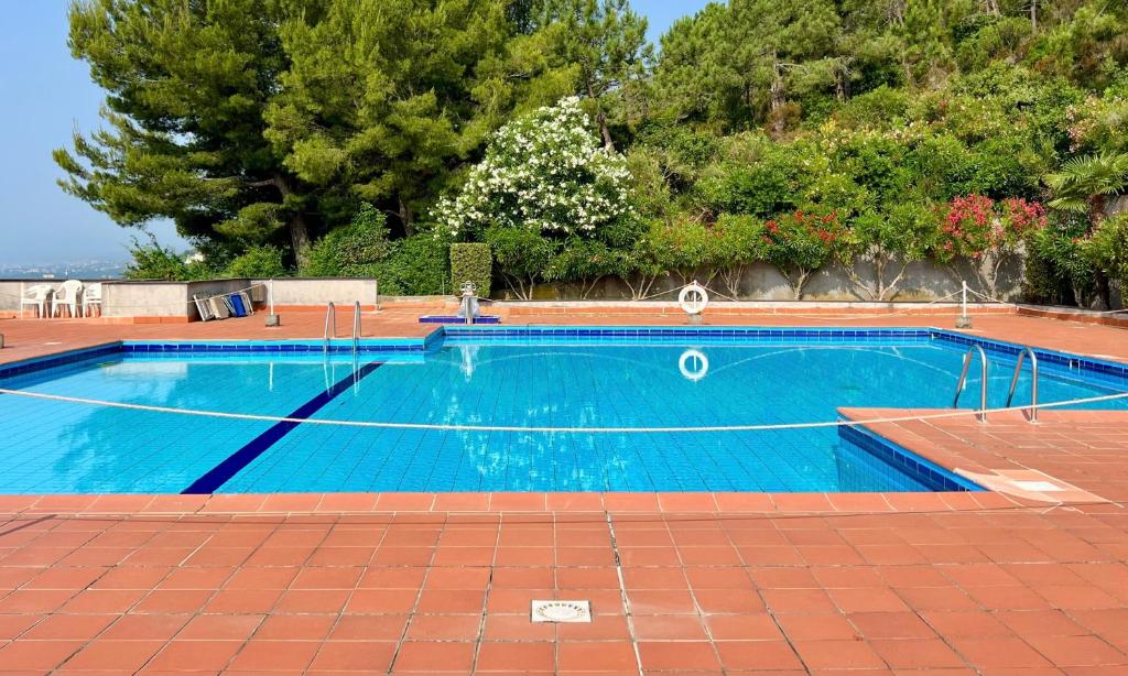 Swimmingpoolen hos eller tæt på Bilocale con piscina condominiale