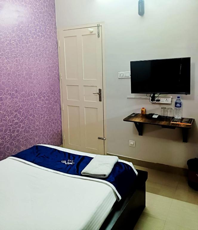 TV a/nebo společenská místnost v ubytování Swapna Home Suites