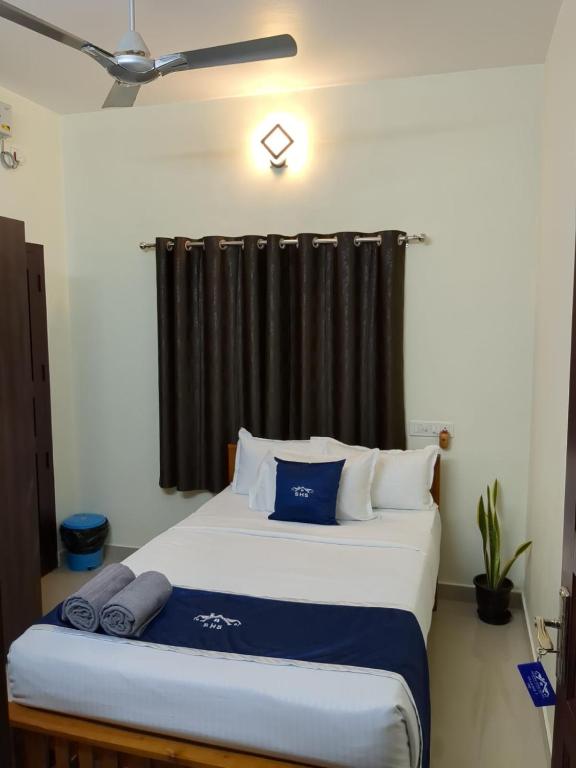 Postel nebo postele na pokoji v ubytování Swapna Home Suites