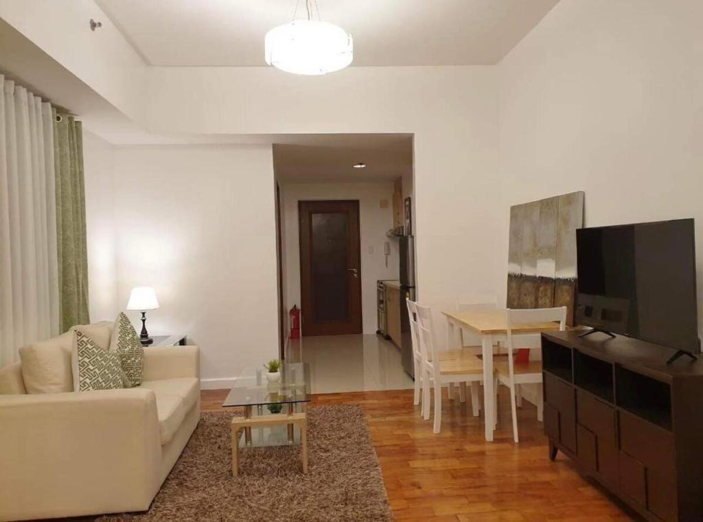 Una televisión o centro de entretenimiento en Spacious Studio no balcony in Mosaic Tower with WiFi and Smart TV