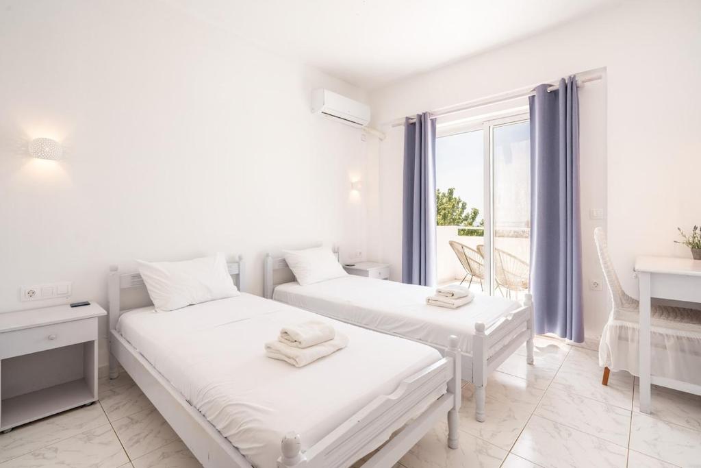Postel nebo postele na pokoji v ubytování Plakia Beach Apartments