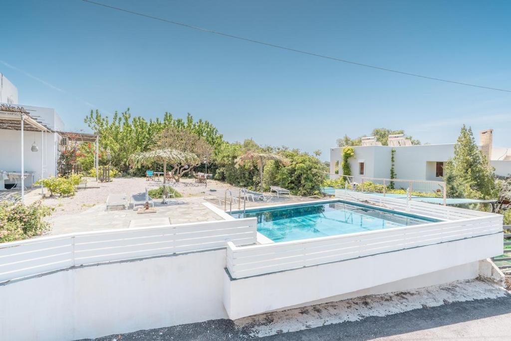 Bazén v ubytování Plakia Beach Apartments nebo v jeho okolí