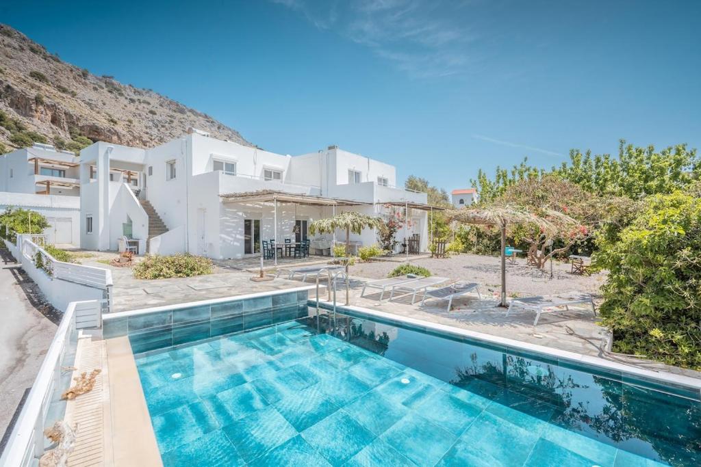 Bazén v ubytování Plakia Beach Apartments nebo v jeho okolí