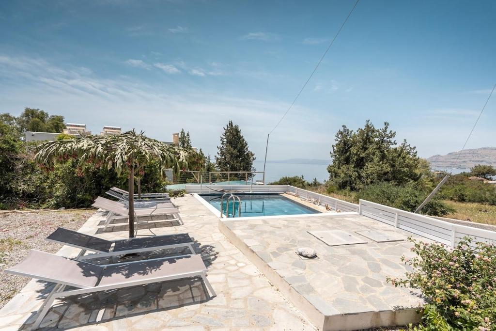 Bazén v ubytování Plakia Beach Apartments nebo v jeho okolí