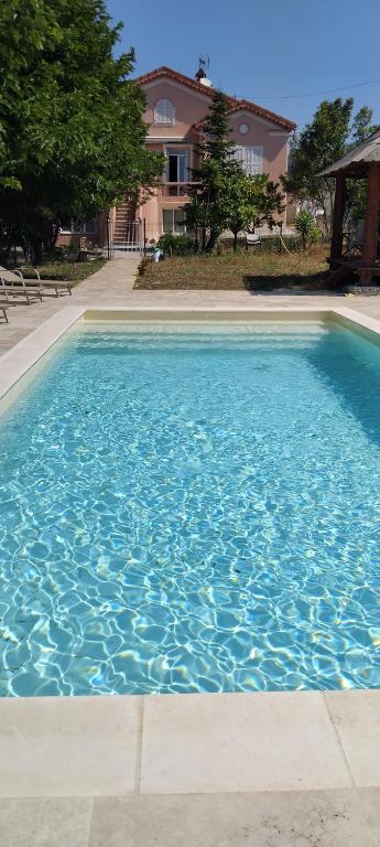 Kolam renang di atau dekat dengan Beautiful Villa with large pool and garden 20 mn from Nice