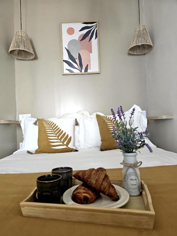 - un plateau/bouilloire sur un lit dans l'établissement Azura, à Antibes