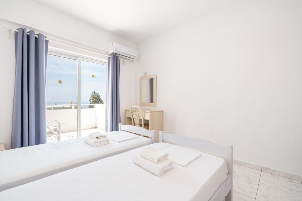 Postel nebo postele na pokoji v ubytování Plakia Beach Apartments