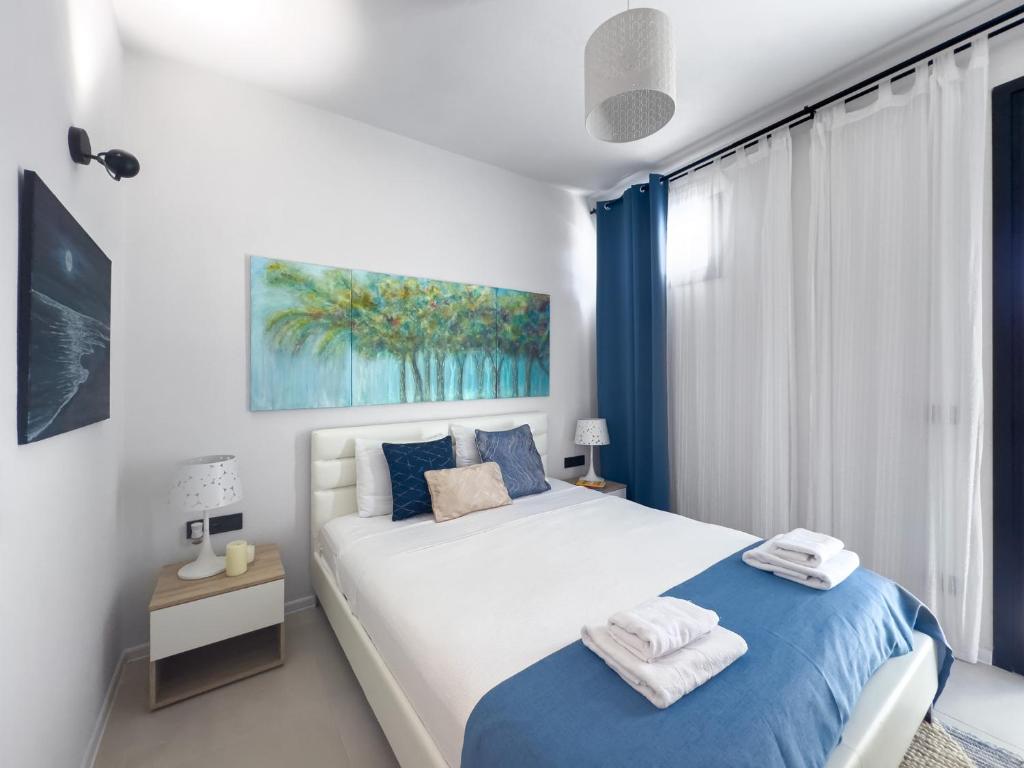 - une chambre avec 2 lits en bleu et blanc dans l'établissement Allure Luxury Villas 3&4 Serenity Retreat, à Skiathos Chora