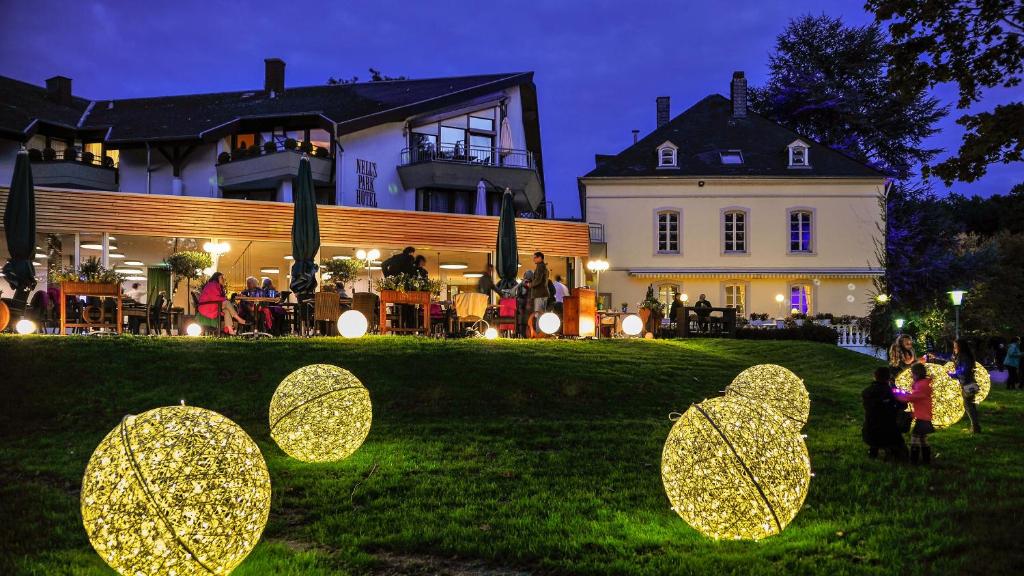 ein Haus mit Weihnachtslichtern im Hof in der Unterkunft Nells Park Hotel in Trier