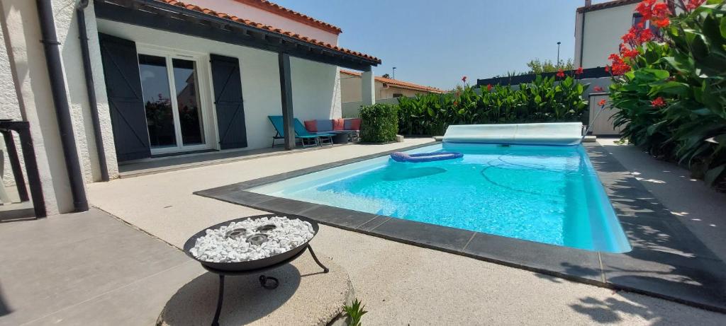 une piscine dans l'arrière-cour d'une maison dans l'établissement Al nostre lloc, à Saleilles