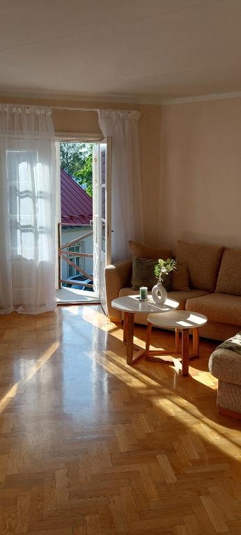 a living room with a couch and a coffee table at Avar korter Kuressaare südames in Kuressaare
