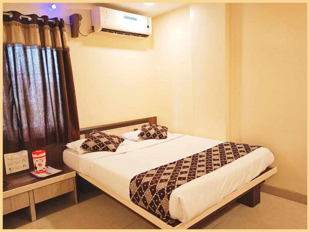 Ảnh trong thư viện ảnh của SHIRDI Hotel Sai Bala G Near Shri Sai Baba Temple - Fully Air Conditioned & Well Decorated Rooms - #Restaurant #Lift #Wi-fi #Parking Facilities - A Premium Hotel In SHIRDI ở Shirdi